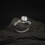 Anillo de compromiso con moissanita de 1.5ct corte brillante con certificado GRA y cristales laterales elaborado en oro blanco de 14k