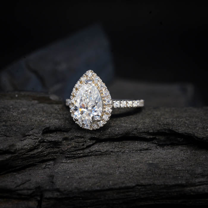 Anillo de compromiso con moissanita gota de 1.5ct con certificado GRA y moissanitas laterales elaborado en oro blanco de 14 kilates