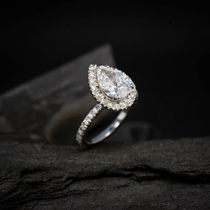 Anillo de compromiso con moissanita gota de 1.5ct con certificado GRA y moissanitas laterales elaborado en oro blanco de 14 kilates