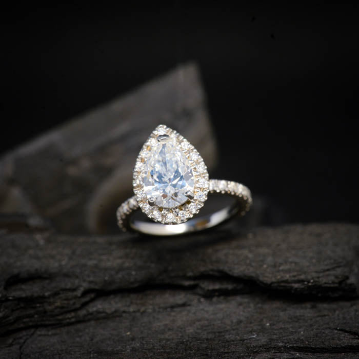 Anillo de compromiso con moissanita gota de 1.5ct con certificado GRA y moissanitas laterales elaborado en oro blanco de 14 kilates