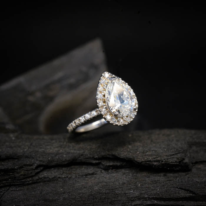 Anillo de compromiso con moissanita gota de 1.5ct con certificado GRA y moissanitas laterales elaborado en oro blanco de 14 kilates
