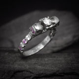 Anillo de compromiso de calavera con diamante natural de .30ct, diamantes naturales y amatistas laterales elaborado en oro blanco de 14 kilates