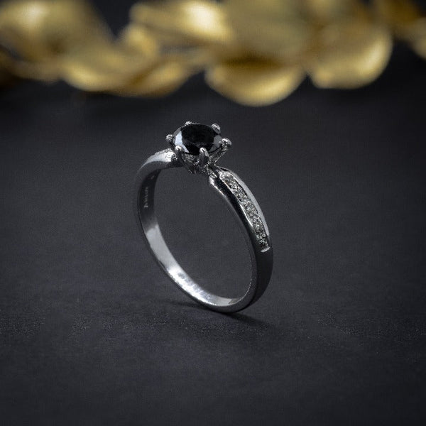 Anillo de compromiso con diamante negro natural .50ct y 10 diamantes en laterales en oro blanco de 18 kilates