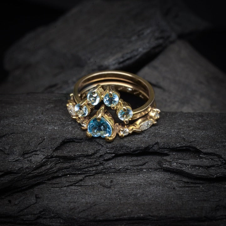 Anillo de compromiso con topacios y diamantes naturales elaborado en oro amarillo de 18 kilates