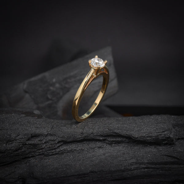 Anillo de compromiso con diamante natural central de .40ct con certificación GIA elaborado en oro amarillo de 18 kilates