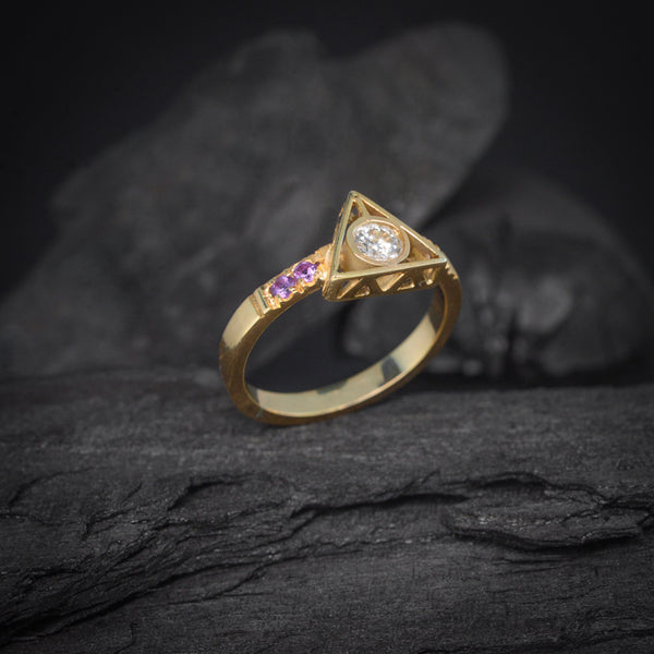Anillo de compromiso "hp" con diamante natural de .25ct y 4 amatistas laterales elaborado en oro amarillo de 14 kilates