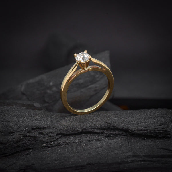 Anillo de compromiso con diamante natural central de .40ct con certificación GIA elaborado en oro amarillo de 18 kilates