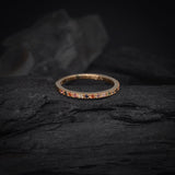Anillo de compromiso con diamante y zafiros naturales elaborado en oro amarillo de 14 kilates