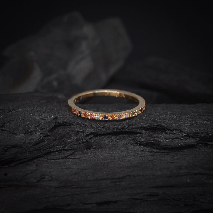 Anillo de compromiso con diamante y zafiros naturales elaborado en oro amarillo de 14 kilates