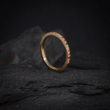 Anillo de compromiso con diamante y zafiros naturales elaborado en oro amarillo de 14 kilates