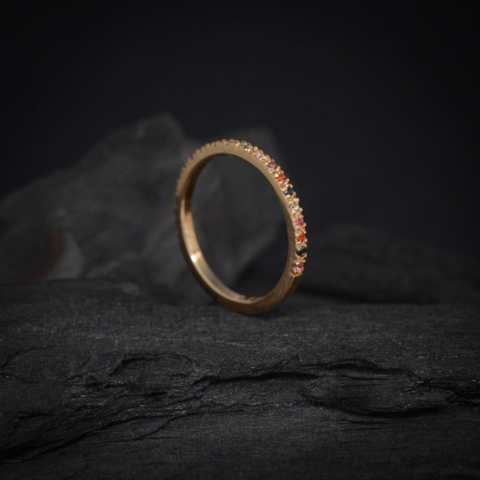 Anillo de compromiso con diamante y zafiros naturales elaborado en oro amarillo de 14 kilates