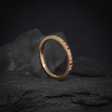 Anillo de compromiso con diamante y zafiros naturales elaborado en oro amarillo de 14 kilates