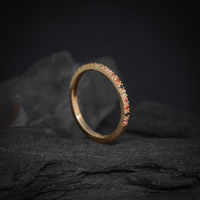 Anillo de compromiso con diamante y zafiros naturales elaborado en oro amarillo de 14 kilates