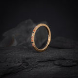 Anillo de compromiso con diamante y zafiros naturales elaborado en oro amarillo de 14 kilates