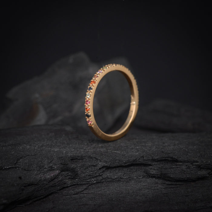 Anillo de compromiso con diamante y zafiros naturales elaborado en oro amarillo de 14 kilates