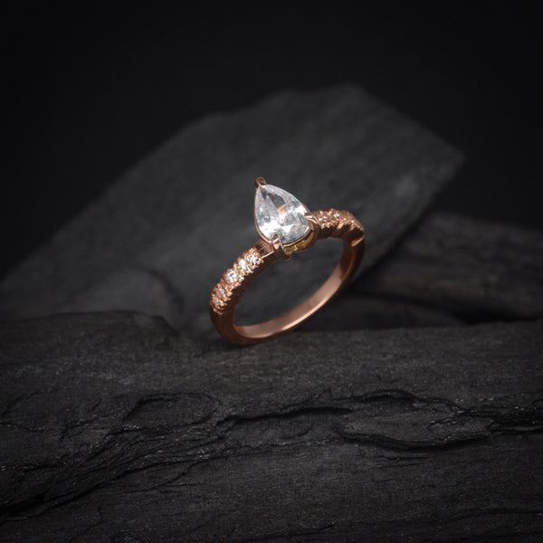 Anillo de compromiso con diamante de laboratorio de 1.0ct corte gota con certificado IGI y 10 diamantes de laboratorio laterales elaborado en oro rosa de 14k