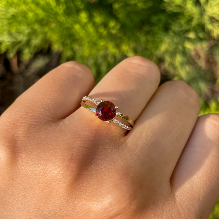 Anillo de compromiso con granate natural y 20 diamantes naturales laterales elaborado en oro amarillo de 14 kilates