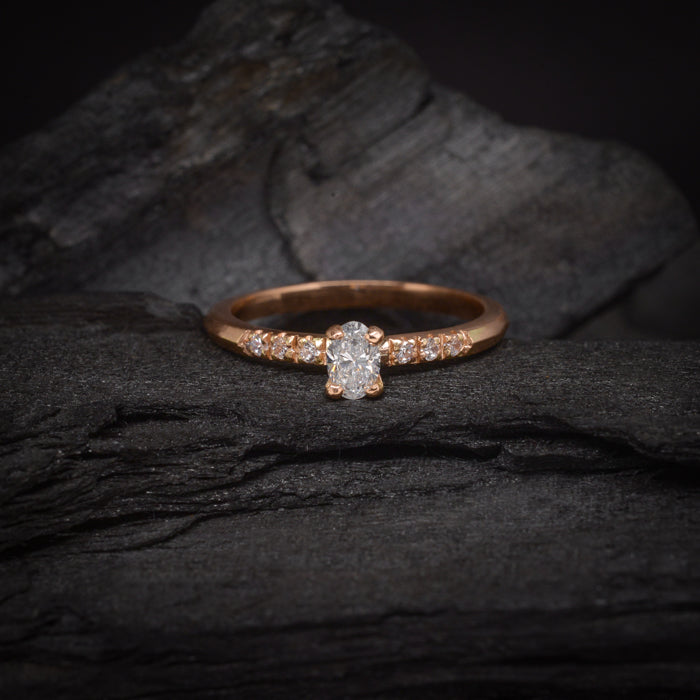 Anillo de compromiso con diamante natural de .30ct corte oval y 6 diamantes laterales elaborado en oro rosa de 14k