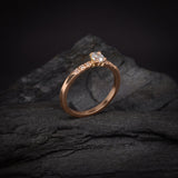 Anillo de compromiso con diamante natural de .30ct corte oval con certificación GIA y 6 diamantes laterales elaborado en oro rosa de 14 kilates