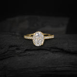 Anillo de compromiso con moissanita de 3.0ct corte oval con certificado GRA y cristales laterales elaborado en oro amarillo de 14k