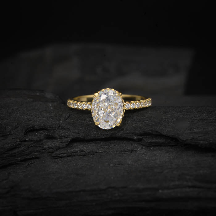 Anillo de compromiso con moissanita de 3.0ct corte oval con certificado GRA y cristales laterales elaborado en oro amarillo de 14k