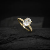 Anillo de compromiso con moissanita de 3.0ct corte oval con certificado GRA y cristales laterales elaborado en oro amarillo de 14k