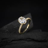 Anillo de compromiso con moissanita de 3.0ct corte oval con certificado GRA y cristales laterales elaborado en oro amarillo de 14k