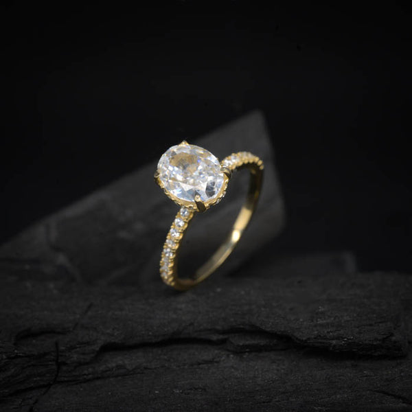 Anillo de compromiso con moissanita de 3.0ct corte oval con certificado GRA y cristales laterales elaborado en oro amarillo de 14k