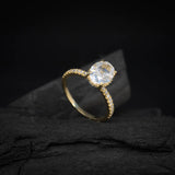 Anillo de compromiso con moissanita de 3.0ct corte oval con certificado GRA y cristales laterales elaborado en oro amarillo de 14k