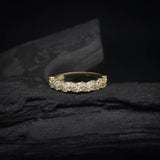 Argolla de matrimonio maciza de 4mm con incrustación de cristales (mitad de la pieza) elaborada en oro amarillo de 14k