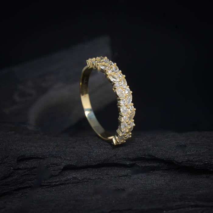 Argolla de matrimonio maciza de 4mm con incrustación de cristales (mitad de la pieza) elaborada en oro amarillo de 14k