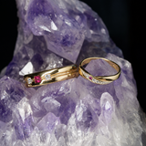 Par de argollas de matrimonio macizas de 6mm y 3mm con incrustación de diamantes y rubíes naturales elaboradas en oro amarillo y blanco de 10k