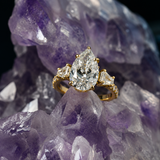 Set anillo de compromiso oro 14k con diamante de laboratorio corte gota 3.0ct IGI, 27 diamantes naturales laterales y réplica en plata .950 con moissanitas