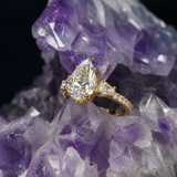 Set anillo de compromiso oro 14k con diamante de laboratorio corte gota 3.0ct IGI, 27 diamantes naturales laterales y réplica en plata .950 con moissanitas