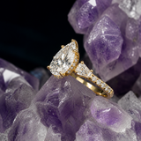 Set anillo de compromiso oro 14k con diamante de laboratorio corte gota 3.0ct IGI, 27 diamantes naturales laterales y réplica en plata .950 con moissanitas
