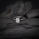 Anillo de compromiso con diamante natural de .60ct corte oval con certificación GIA elaborado en oro blanco de 14k