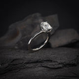 Anillo de compromiso con diamante natural de .60ct corte oval con certificación GIA elaborado en oro blanco de 14k