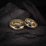 Par de argollas de matrimonio macizas de 4mm elaboradas en oro combinado de 18 kilates