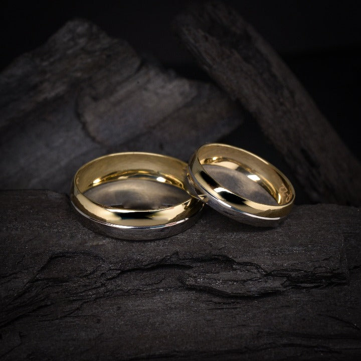 Par de argollas de matrimonio macizas de 4mm elaboradas en oro combinado de 18 kilates