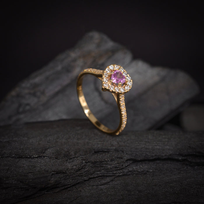 Anillo de compromiso con zafiro rosa natural y 34 diamantes laterales elaborado en oro amarillo de 14 kilates