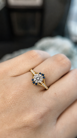 Anillo de compromiso con diamante natural de 1.0ct corte brillante con certificación GIA, 12 diamantes y 6 zafiros naturales elaborado en oro amarillo de 14k