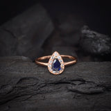 Anillo de compromiso con zafiro natural y cristales elaborado en oro rosa de 18 kilates