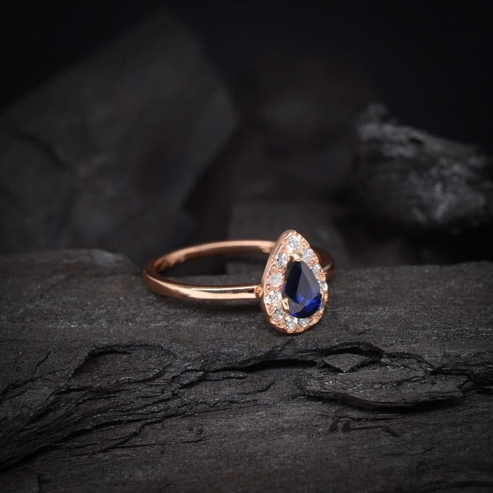 Anillo de compromiso con zafiro natural y cristales elaborado en oro rosa de 18 kilates