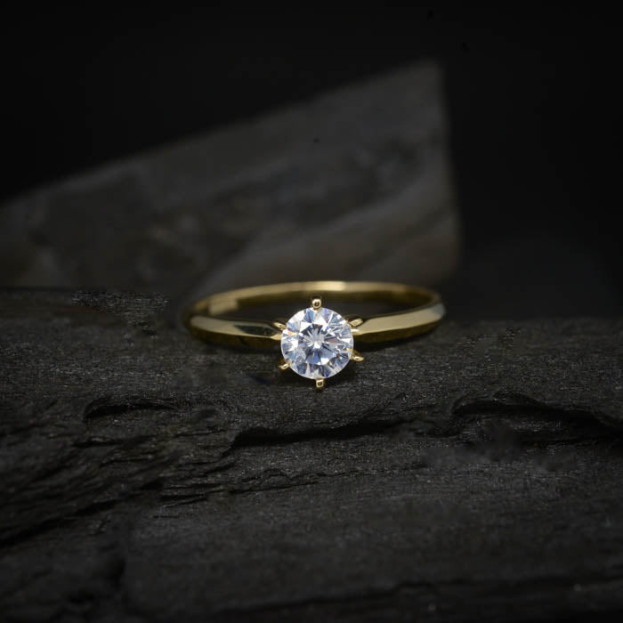 Anillo de compromiso con moissanita de .50ct corte brillante con certificado GRA elaborado en oro amarillo de 14k