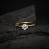 Anillo de compromiso con diamante de laboratorio central de .50ct con certificado IGI realizado en oro amarillo 14 kilates