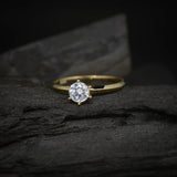 Anillo de compromiso con diamante de laboratorio central de .50ct con certificado IGI realizado en oro amarillo 14 kilates