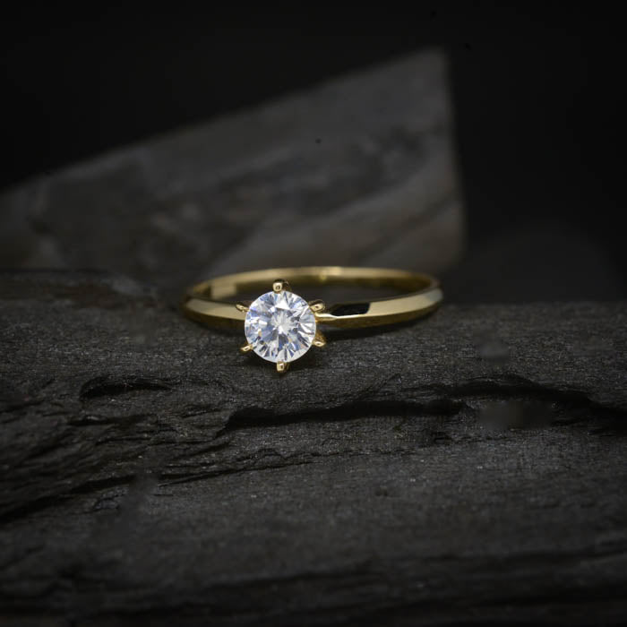 Anillo de compromiso con diamante de laboratorio central de .50ct con certificado IGI realizado en oro amarillo 14 kilates