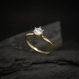 Anillo de compromiso con diamante de laboratorio central de .50ct con certificado IGI realizado en oro amarillo 14 kilates