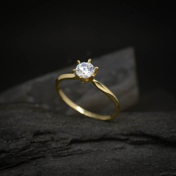 Anillo de compromiso con diamante natural central de .40ct con certificación GIA realizado en oro amarillo de 14 kilates