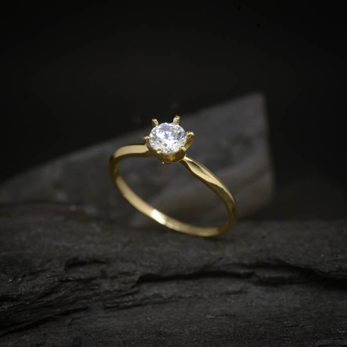 Anillo de compromiso con diamante de laboratorio central de .50ct con certificado IGI realizado en oro amarillo 14 kilates
